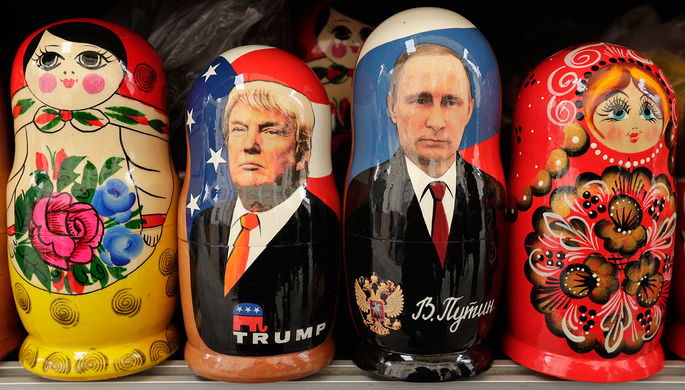 Матрешки с президентами США и России Дональдом Трампом и Владимиром Путиным в сувенирном магазине в...