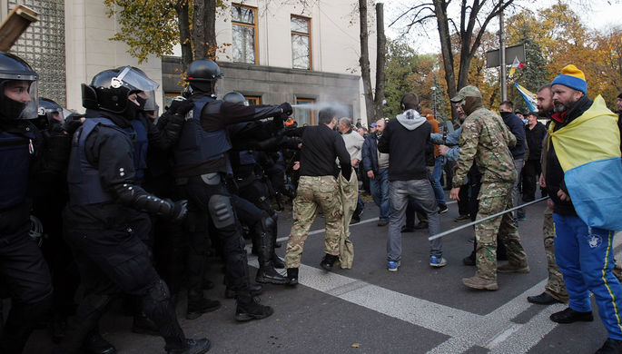 Столкновения между полицией и участниками оппозиционной акции около Верховной рады Украины в Киеве...