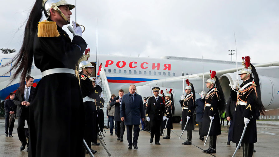 Президент России Владимир Путин во время церемонии встречи в аэропорту имени Шарля де Голля, 9 декабря 2019 года