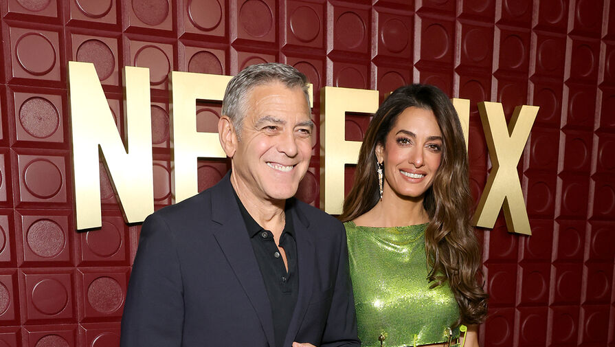 Юристка Амаль Клуни в блестящем мини-платье снялась с мужем Джорджем Клуни