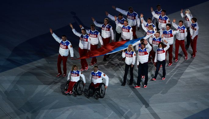 Вынос национального флага России на церемонии закрытия XI зимних Паралимпийских игр в Сочи.