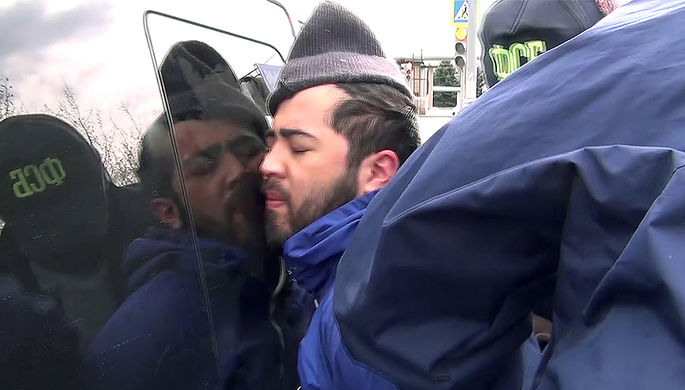 Задержание сотрудниками ФСБ в Новой Москве Акрама Азимова, старшего брата Аброра Азимова, которого...