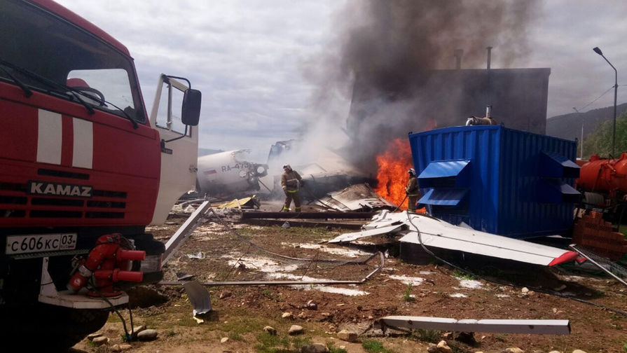 На месте аварийной посадки пассажирского самолета Ан-24 авиакомпании "Ангара", 27 июня 2019 года