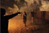 Полиция разгоняет демонстрантов слезоточивым газом и резиновыми пулями, а они отвечают «коктейлями...