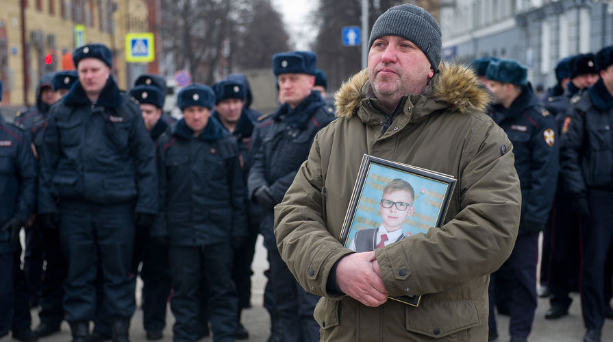 Во время акции в память о погибших при пожаре в ТЦ "Зимняя вишня" в Кемерово, 27 марта 2018 года