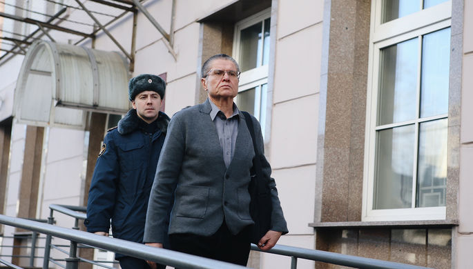 Бывший министр экономического развития России Алексей Улюкаев после заседания Замоскворецкого суда в...