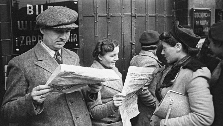 Жители Западной Украины читают первые советские газеты. 1939 год.