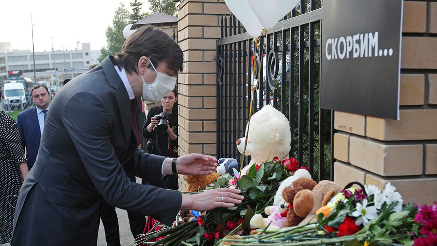  Министр просвещения России Сергей Кравцов около мемориала у казанской гимназии №175, где произошла... 