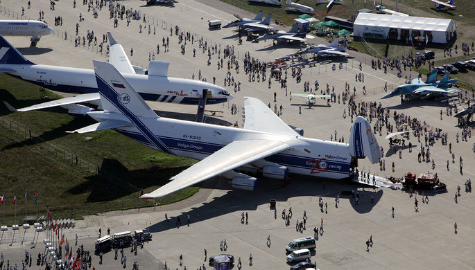 Самолет Ан-124 «Руслан» авиакомпании «Волга-Днепр» (на первом плане) и...