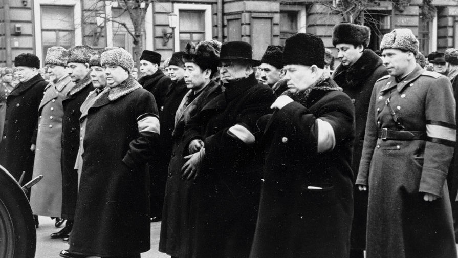 Слева направо: Вячеслав Молотов, Николай Булганин, Лазарь Каганович, Климент Ворошилов, Георгий Маленков, Николай Шверник, Чжоу Эньлай, Лаврентий Берия, Анастас Микоян, Никита Хрущев и другие проходят по Охотному ряду за гробом с телом Иосифа Сталина, 1953 год