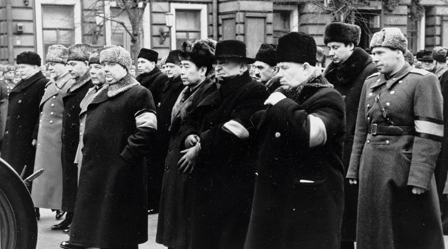 Слева направо: Вячеслав Молотов, Николай Булганин, Лазарь Каганович, Климент Ворошилов, Георгий Маленков, Николай Шверник, Чжоу Эньлай, Лаврентий Берия, Анастас Микоян, Никита Хрущев и другие проходят по Охотному ряду за гробом с телом Иосифа Сталина, 1953 год