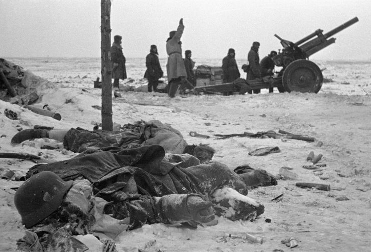 Артиллерийский расчет ведет огонь по противнику. Волховский фронт.