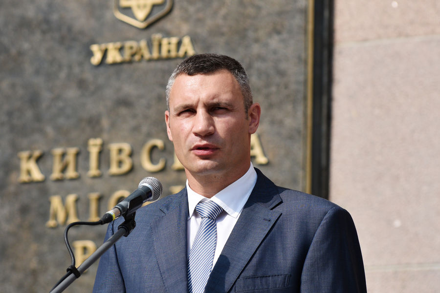 <b>«Хочу обратить внимание всех. Я встречался со многими милиционерами, которые погибли, с людьми и демонстрантами, которые погибли, и все задают вопрос…»</b>
<br><br>
А эта фраза была произнесена в эфире телеканала «Интер».