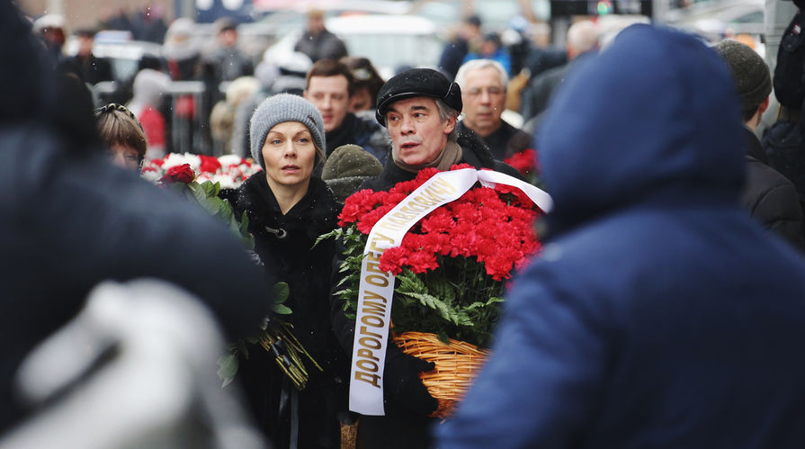 Главный режиссер театра "Сфера" Александр Коршунов во время церемонии прощания с Олегом Табаковым в МХТ имени Чехова, 15 марта 2018 года