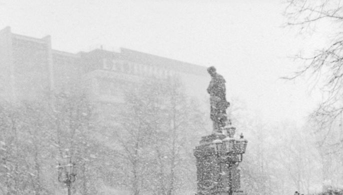 16 ноября 1989 года. Москвичи на Пушкинской площади во время первого снега в столице