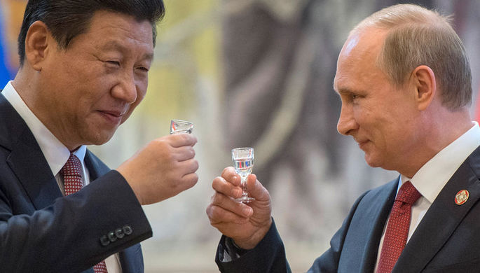 Президент России Владимир Путин и председатель Китайской народной республики Си Цзиньпин, 2014 год