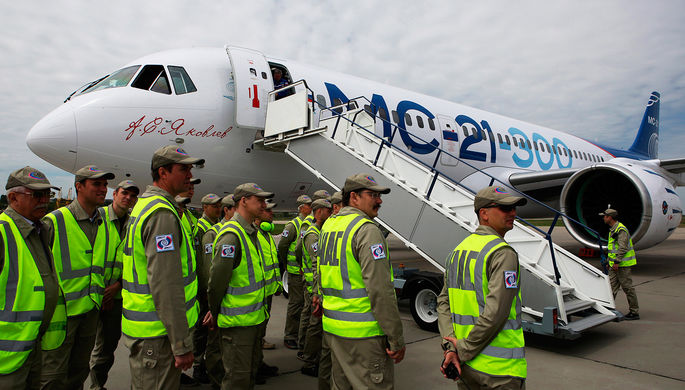 Новый российский пассажирский самолет МС-21-300 («Магистральный самолет XXI века») после...