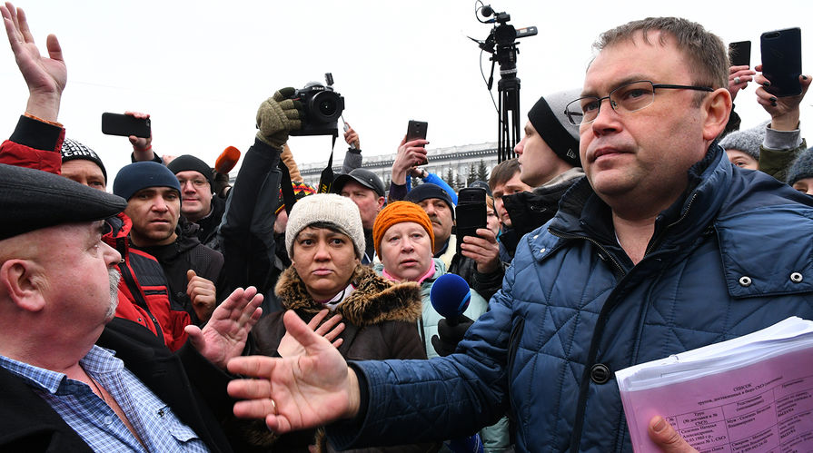 Мэр Кемерово Илья Середюк во время акции в память о погибших при пожаре в ТЦ "Зимняя вишня", 27 марта 2018 года