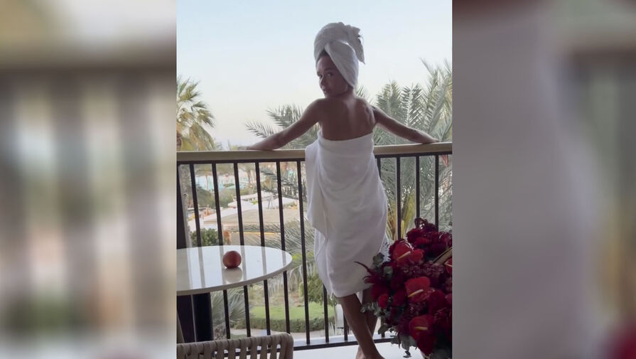 Дочь Маликова Стефания в одном полотенце снялась на отдыхе