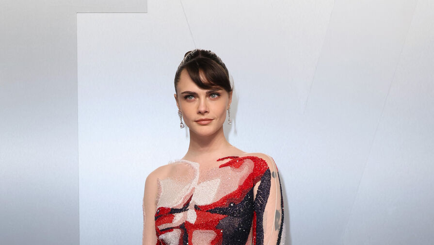 Модель Кара Делевинь в платье с изображением тела пришла на вечеринку