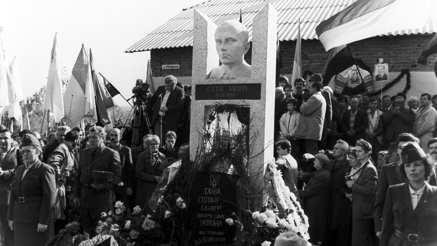 Во время открытия памятника Степану Бандере в селе Угринов, 1990 год