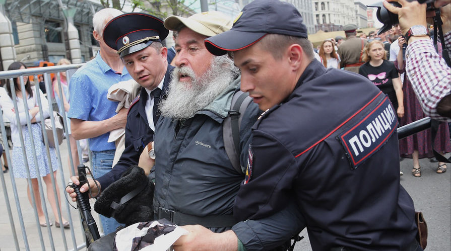 Задержание участника несанкционированного митинга на Тверской улице в Москве