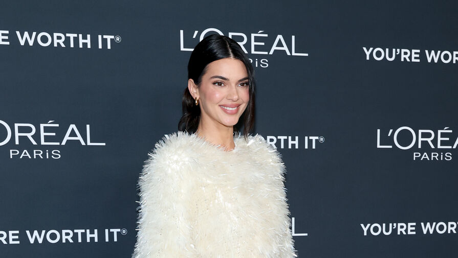 Модель Кендалл Дженнер снялась в пушистом платье с разрезом