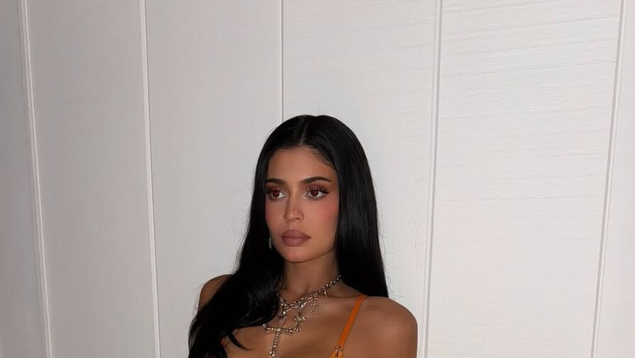 Бизнесвумен Кайли Дженнер снялась в облегающем платье с разрезами