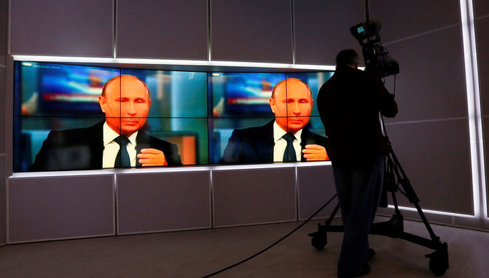 Во время трансляции «прямой линии» с президентом России Владимиром Путиным в Москве, 7...
