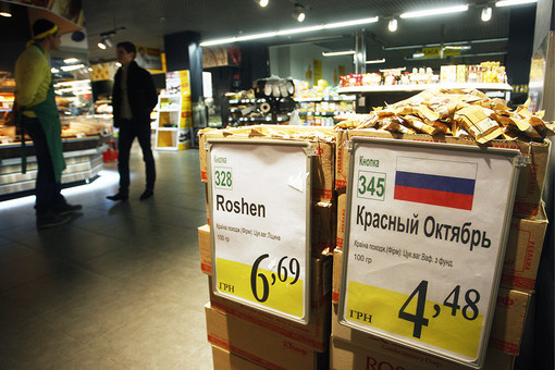 Украина решила запретить импорт российских конфет, сыра и рыбы