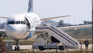 Захвативший египетский самолет сдался властям Кипра