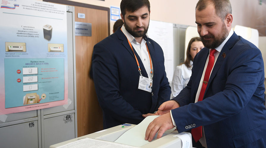 Кандидат в президенты РФ от партии "Коммунисты России" Максим Сурайкин голосует на выборах президента РФ, 18 марта 2018 года