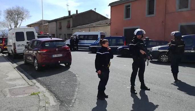 Ситуация на месте захвата заложников в супермаркете в коммуне Треб на юге Франции, 23 марта 2018...