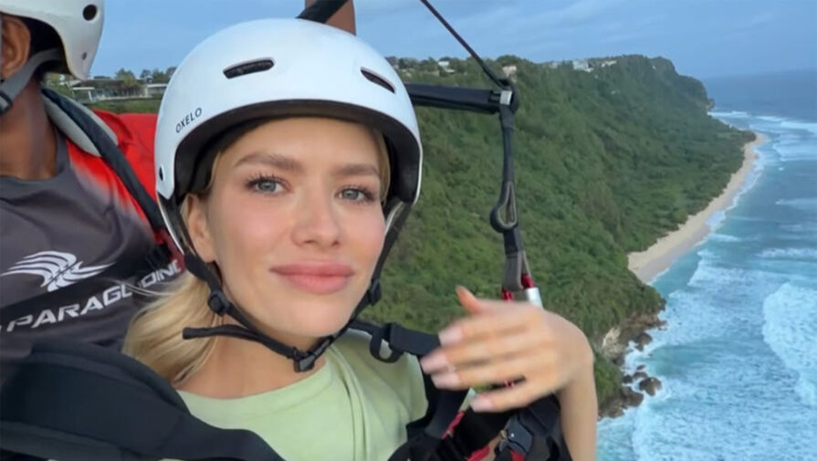 Модель Елена Перминова полетала на параплане на Бали