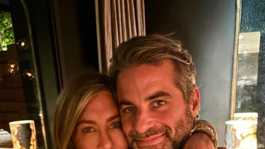 Актриса Дженнифер Энистон показала фото в объятиях гипнотерапевта Кертиса