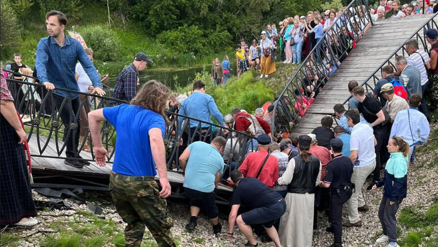 При обрушении пешеходного моста на фестивале в Ленобласти погиб один человек