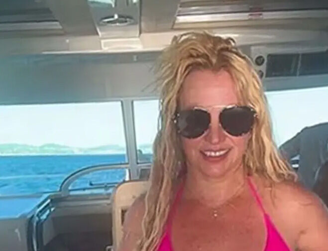 Певица Бритни Спирс сделала сальто на яхте и поранилась