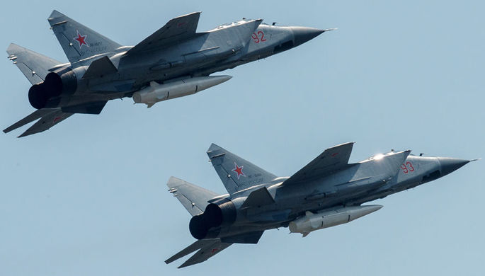 Многоцелевые истребители МиГ-31 с гиперзвуковыми ракетами «Кинжал» на репетиции...