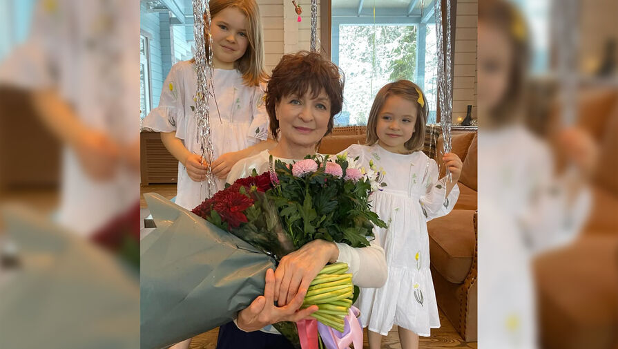 Актриса Елена Подкаминская опубликовала редкие фото матери и дочерей