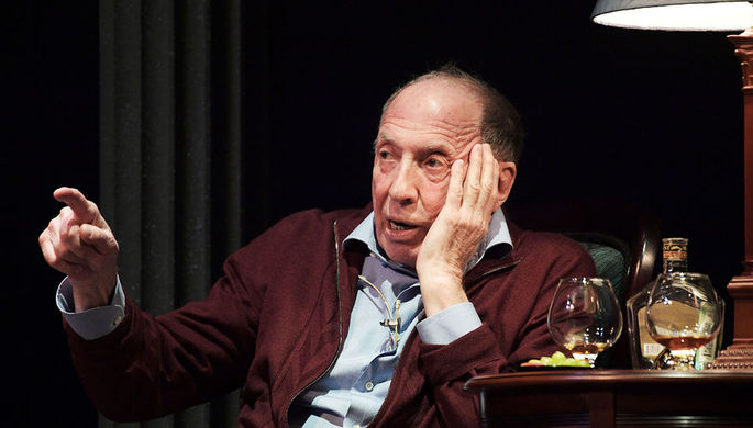 Сергей Юрский в роли Романа Плоткина в сцене из спектакля Игоря Вацетиса в постановке народного...