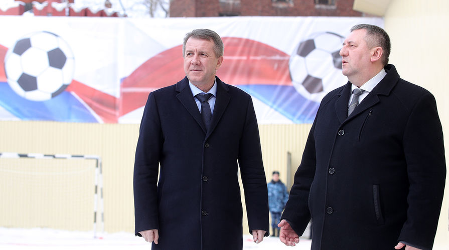 Заместитель директора ФСИН России Валерий Максименко и руководитель УФСИН по Москве Сергей Мороз (слева направо) перед началом футбольного матча в Бутырском СИЗО №2 с участием футболиста П.Мамаева