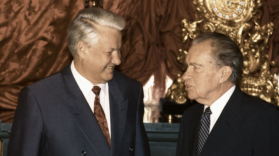 1992 год. Президент России Борис Ельцин (1931-2007) и бывший Президент США Ричард Никсон (1913-1994) во время встречи в Кремле
