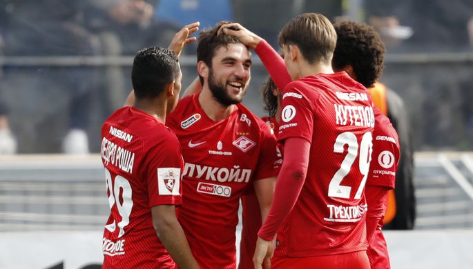 Игроки «Спартака» Педро Роша и Илья Кутепов от души поздравляют Георгия Джикию с голом в...