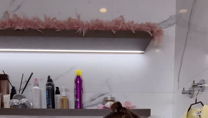 Блогерша Валя Карнавал снялась в майке и облегающих шортах