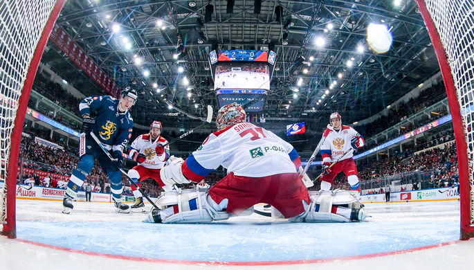 Москва. 17 декабря 2017. Игроки сборной Финляндии Йоонас Кемппайнен, сборной России Никита Нестеров...