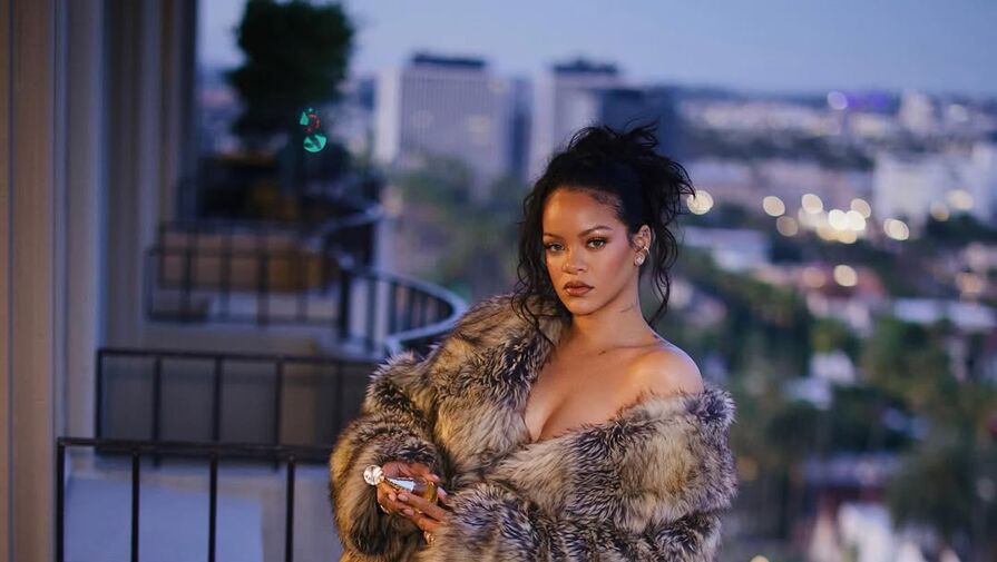 Певица Рианна в облегающих брюках и корсете вышла на публику