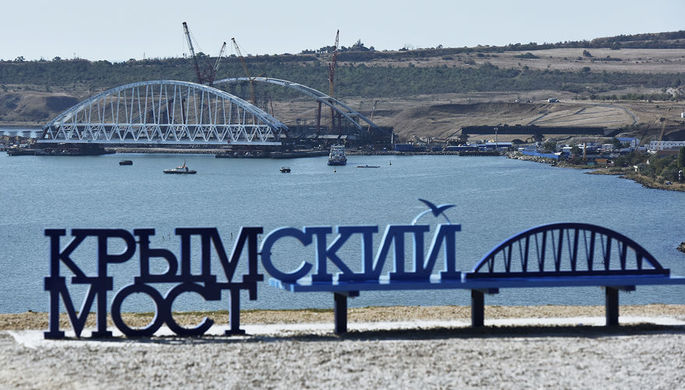 Вид на железнодорожную арку моста через Керченский пролив с горы Митридат в Крыму, август 2017 года