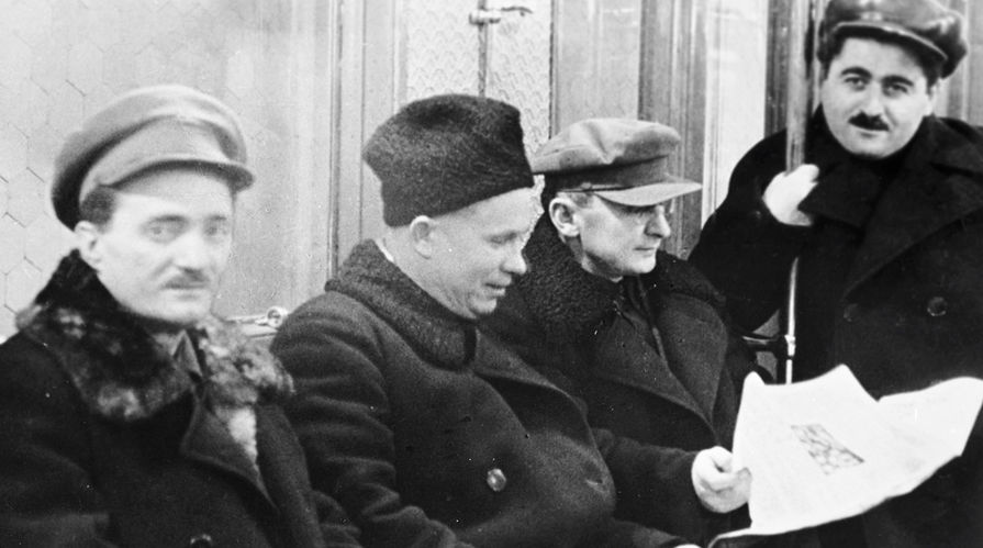 1-й секретарь Московского горкома и обкома ВКП(б) Никита Сергеевич Хрущев (второй слева) и член ЦИК СССР Лаврентий Павлович Берия (второй справа) едут в вагоне Московского метрополитена в день его пуска, 1935 год