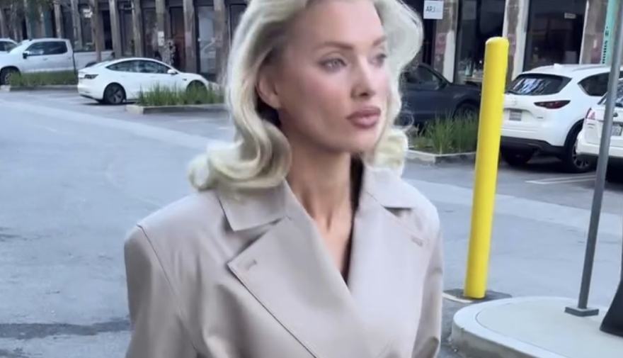 Модель Эльза Хоск снялась в куртке и голубых чулках