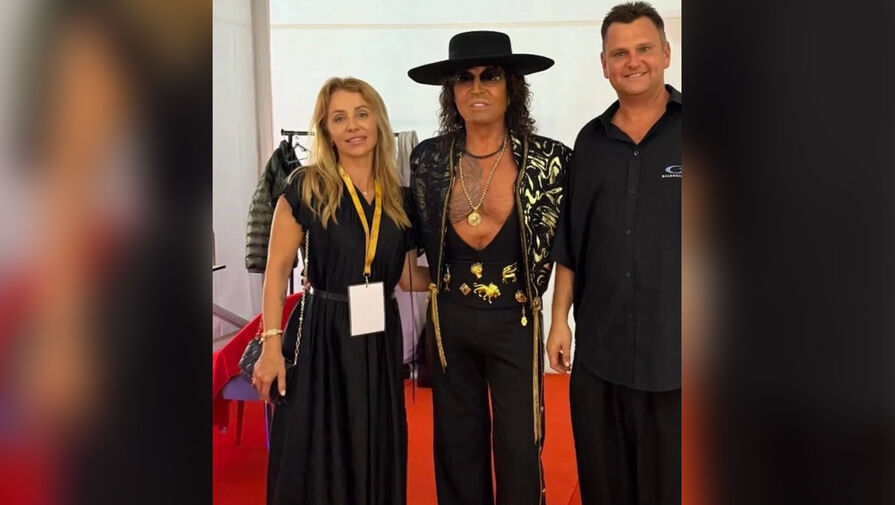 Певец Валерий Леонтьев выступил в жилете без рубашки и широких брюках в Таиланде